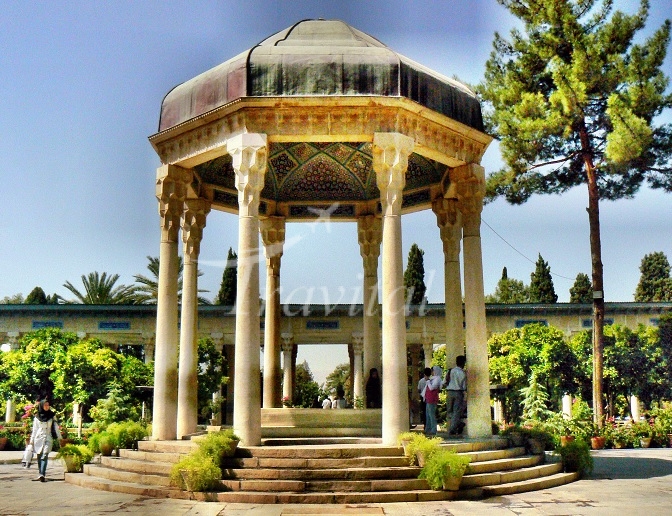 آرامگاه حافظ در یک شب بهاری