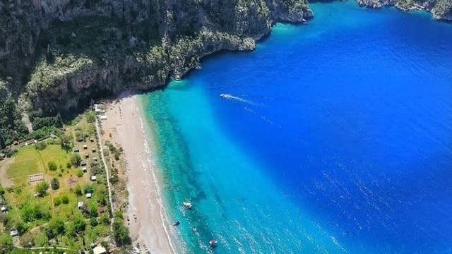 نمای هوایی از ساحل دره پروانه‌ها در فتحیه