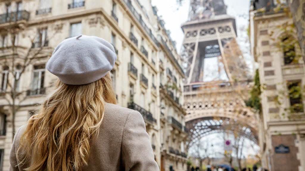 نمای بیرونی موزه لوور و هرم شیشه‌ای در غروب پاریس