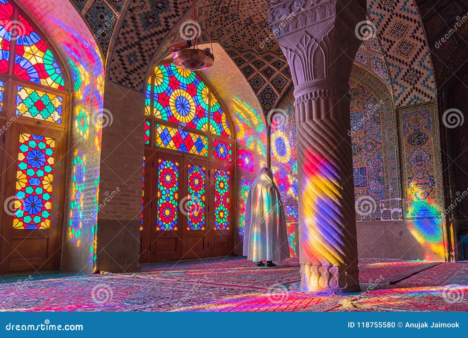 مسجد نصیرالملک شیراز و تابش نور خورشید