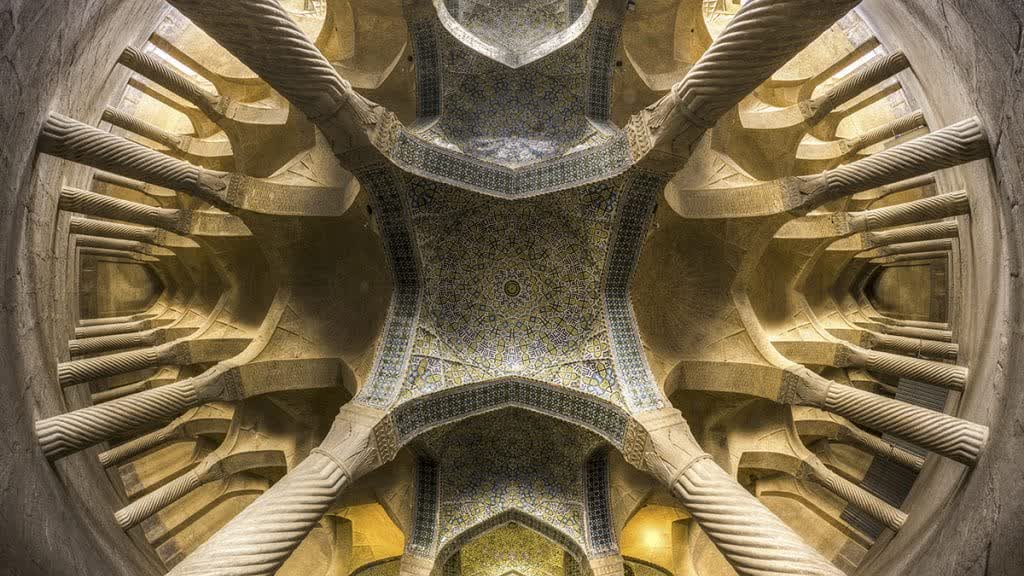 معماری و مقرنس‌کاری سقف مسجد نصیرالملک