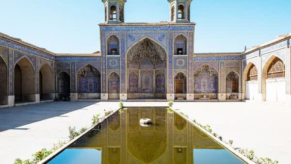 کاشی‌کاری‌های صورتی و منحصربه‌فرد مسجد