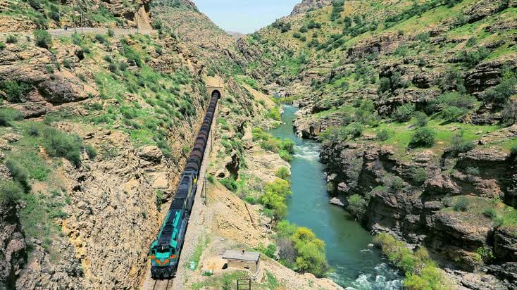 مسیر ریلی قطار در دل طبیعت کوهستانی لرستان