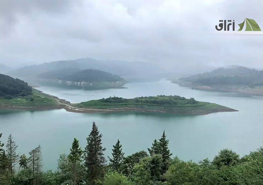 نمایی از دریاچه و سد زیبای لفور در میان جنگل‌های هیرکانی