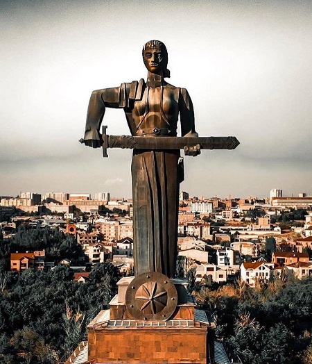 مجسمه عظیم مادر ارمنستان در پارک پیروزی ایروان