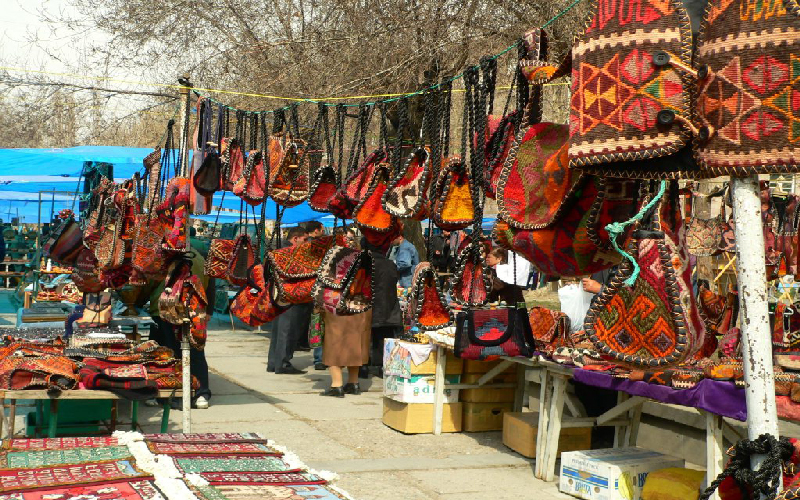 بازار روباز ورنیساژ در ایروان، محلی برای خرید صنایع دستی