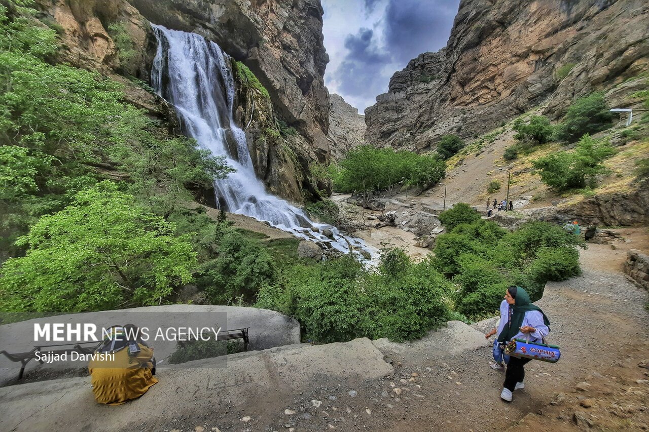 نمای نزدیک از سقوط پرابهت آبشار آب سفید الیگودرز و برخورد آن با صخره‌ها