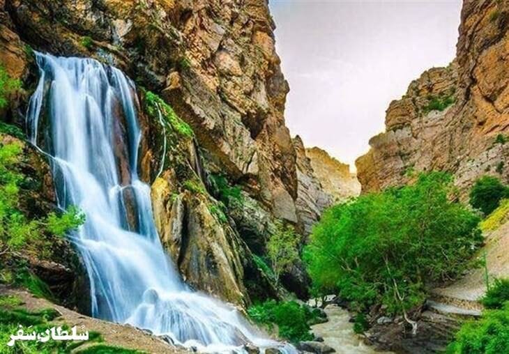 مسیر پیاده‌روی سنگ‌فرش شده و زیبای منتهی به آبشار آب سفید الیگودرز