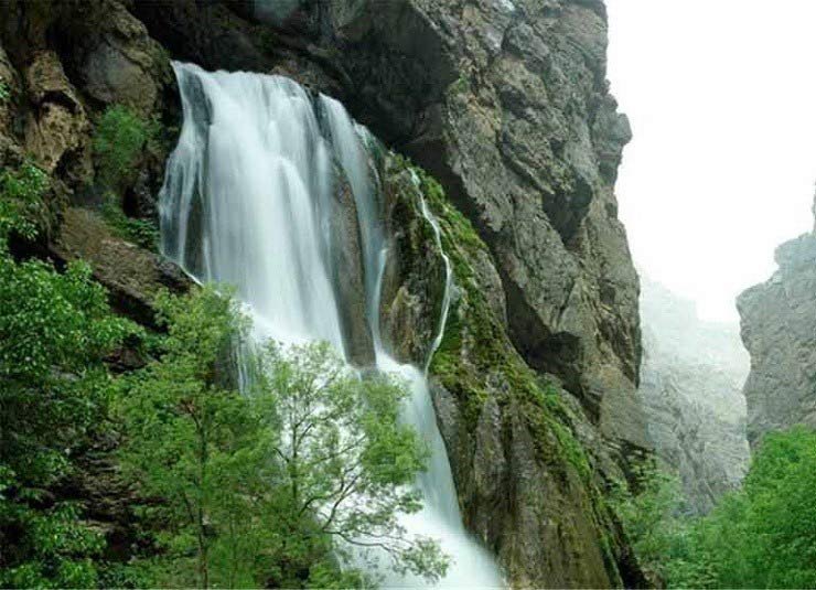طبیعت سرسبز و دره سنگی اطراف آبشار آب سفید الیگودرز در فصل بهار