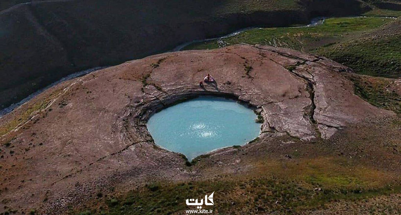 نمایی زیبا از چشمه دیو آسیاب لار در میان دشت لار