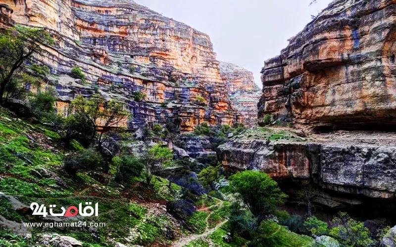 نمایی متفاوت از صخره‌ها و مسیر عبور رودخانه در هایقر