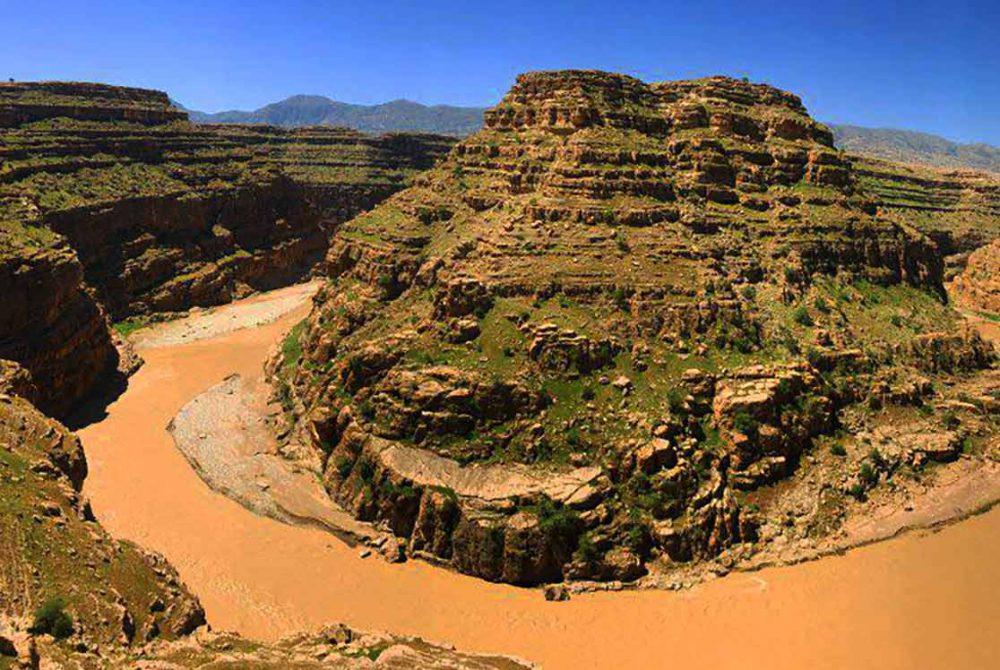 چشم‌انداز رودخانه سیمره در میان صخره‌های دره خزینه