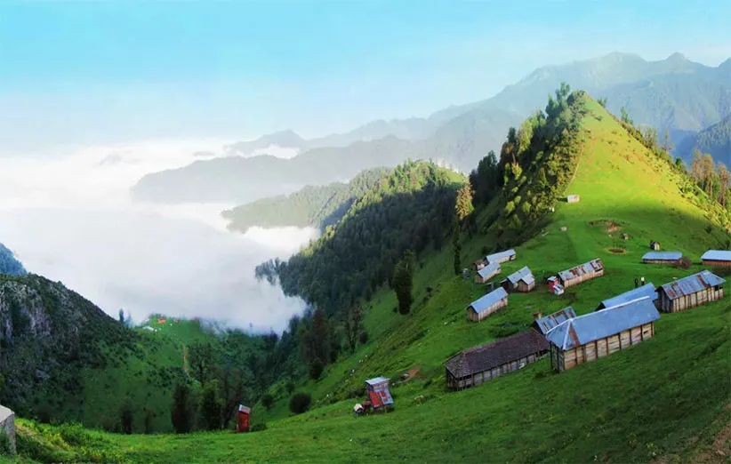 نمای کلی روستای مازیچال و کلبه های چوبی