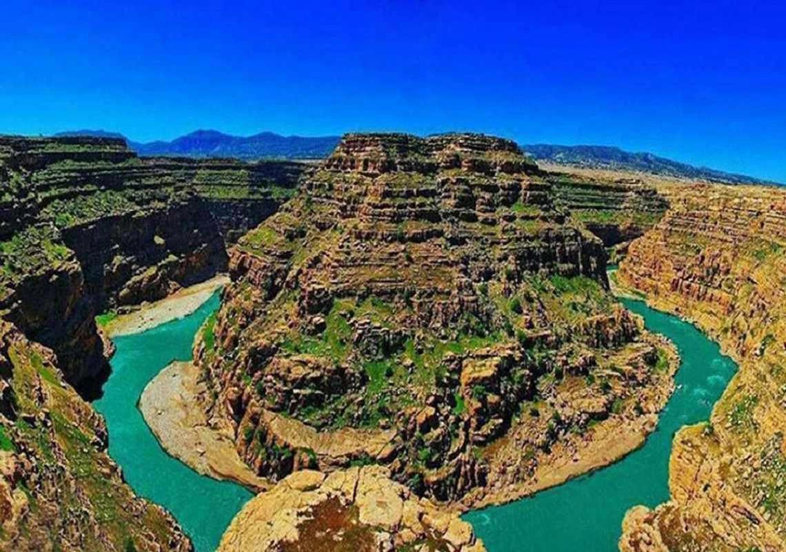 مناره سنگی طبیعی و باشکوه در قلب تنگه شیرز لرستان
