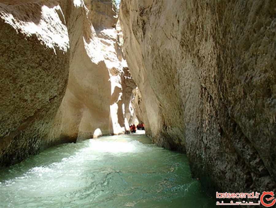 صخره‌های شگفت‌انگیز و دیواره‌های مرتفع تنگه دم اسب شیراز