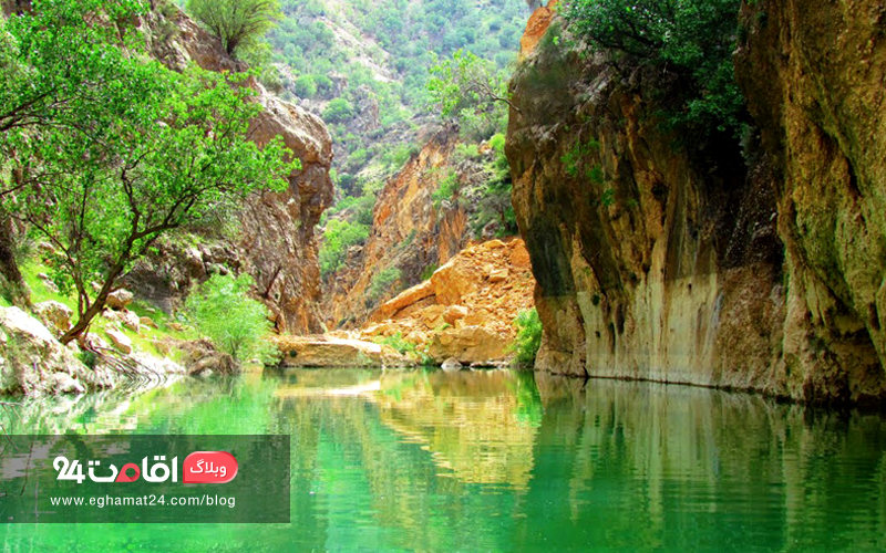 نمایی زیبا از صخره‌ها و مسیر آب در تنگه دم اسب شیراز
