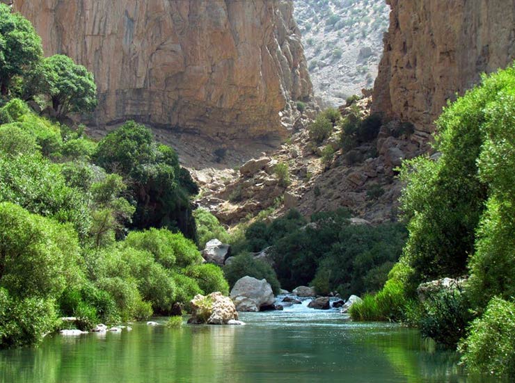 دورنمای کوهستانی و مسیر دسترسی به تنگه دم اسب