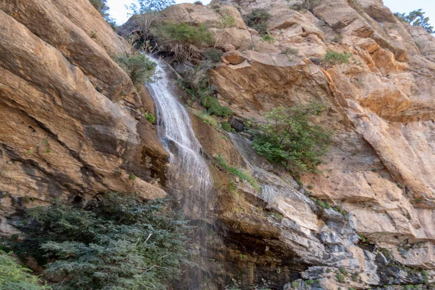 دیواره‌های سنگی و نفوذناپذیر دره تنگ زندان چهارمحال و بختیاری