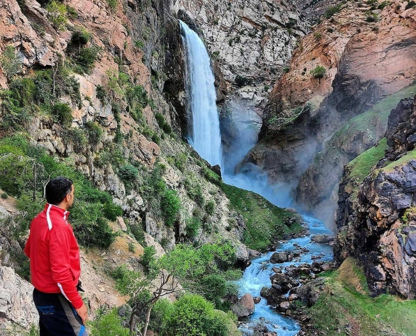 کمپینگ طبیعت‌گردان حرفه‌ای در نزدیکی آبشار تنگ زندان