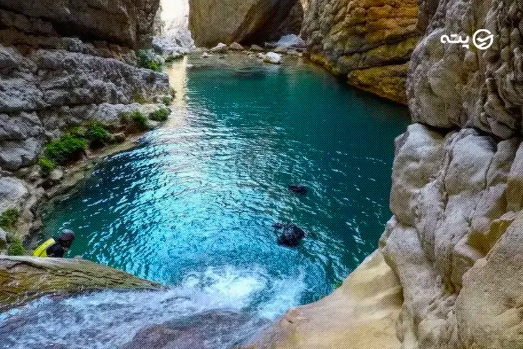 حرکت قایق گردشگران در میان شکاف باریک تنگه قاسمی دهدز