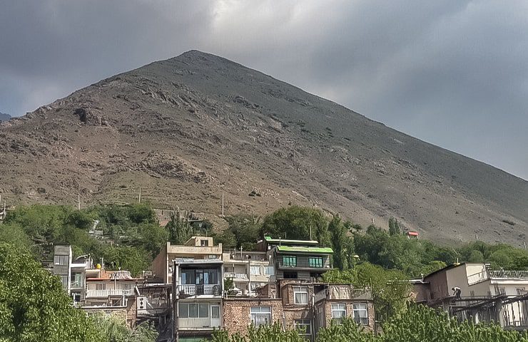 نمای کلی خانهها و باغات سرسبز روستای ییلاقی افجه لواسان در دامنه کوهستان البرز