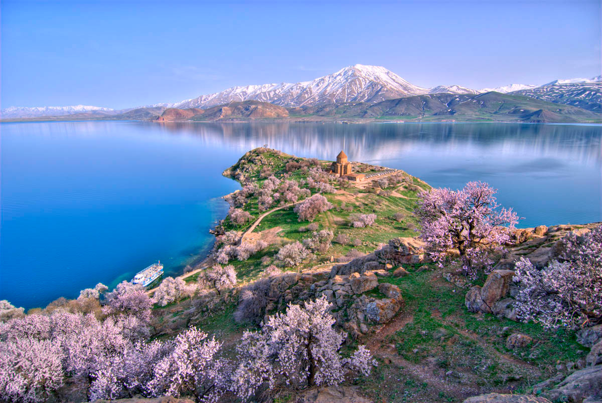 کلیسای تاریخی صلیب مقدس در میان درختان جزیره آکدامار