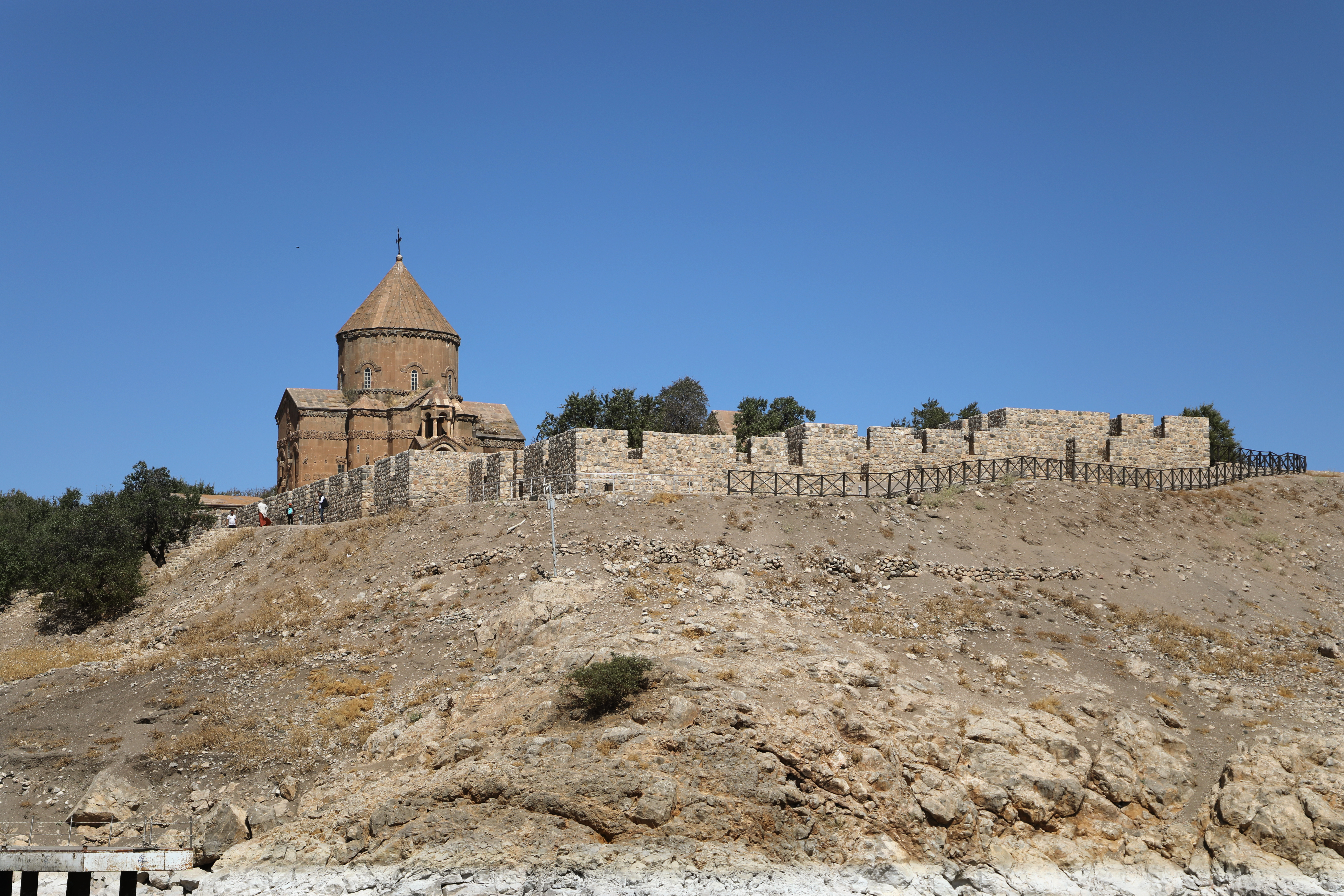 نقشبرجستههای دیواره خارجی کلیسای آکدامار