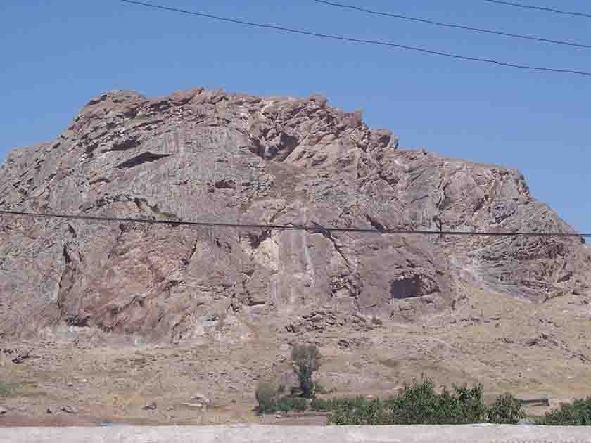 آبانبارهای صخرهای دستساز در بالای قلعه بوینی یوغون