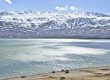 نمای کلی از آب‌های وسیع تالاب چغاخور و کوهستان کلار در پس‌زمینه