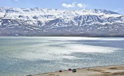 نمای کلی از آبهای وسیع تالاب چغاخور و کوهستان کلار در پسزمینه