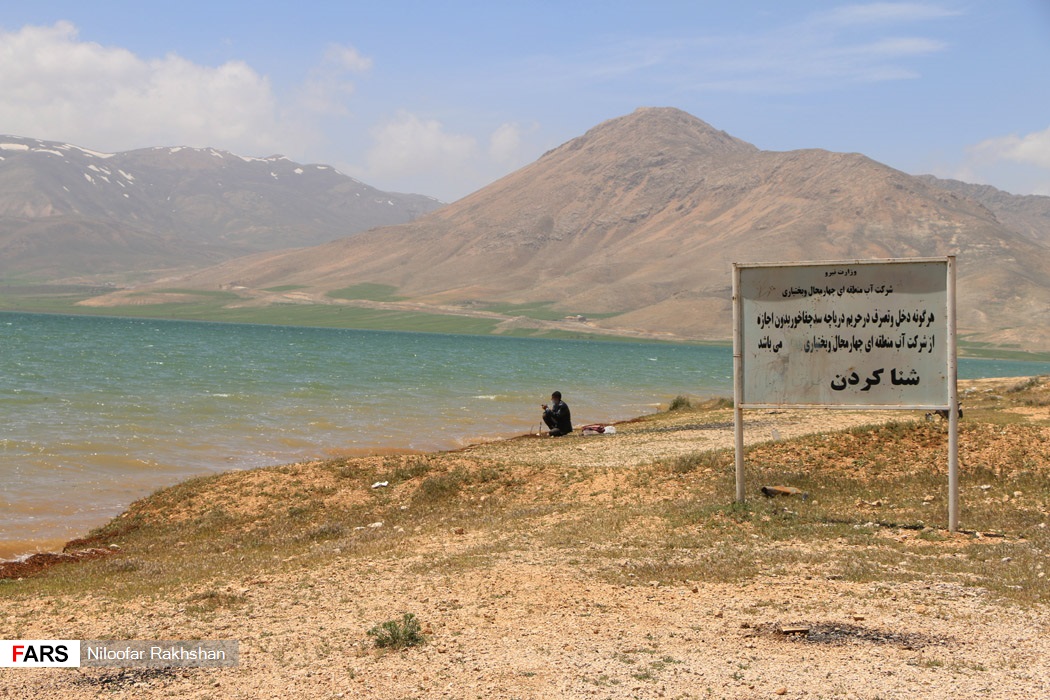 چشم‌انداز طبیعی کوهستان کلار و تالاب چغاخور در یک روز آفتابی