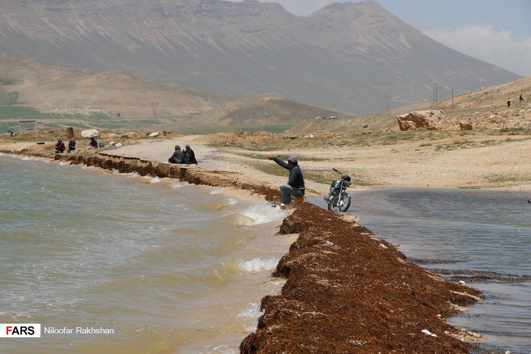 انعکاس زیبای تپه‌ها و کوهستان کلار در آب‌های آرام تالاب بین‌المللی چغاخور