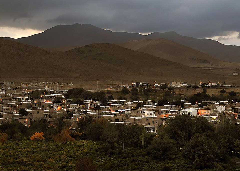 کوچه‌باغ‌های سنگ‌فرش‌شده روستای درسجین