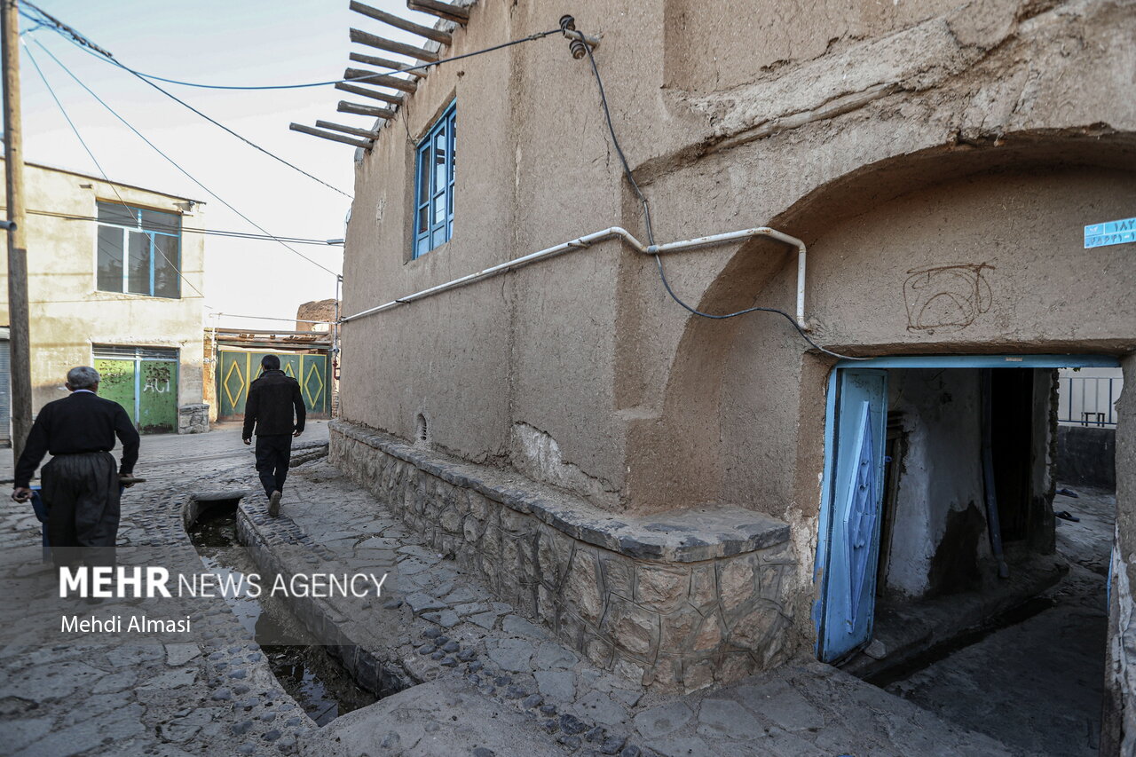 سنگ‌فرش‌های زیبای معابر روستای درسجین