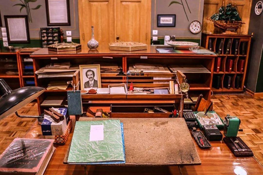 میز کار چوبی، کتابها، چراغ مطالعه و ابزارهای علمی دکتر محمود حسابی در موزه