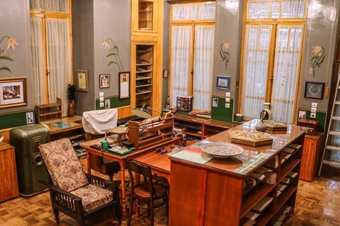 نمای بیرونی عمارت قدیمی و باغ سرسبز موزه دکتر محمود حسابی در تجریش تهران
