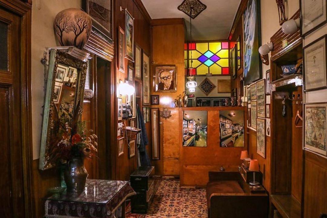 ویترینهای شیشهای نمایشدهنده مدارک تحصیلی، جوایز و تقدیرنامههای دکتر حسابی