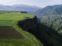 نمای هوایی صومعه هورومایر ارمنستان در لبه دیواره دره دبد