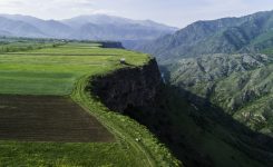 نمای هوایی صومعه هورومایر ارمنستان در لبه دیواره دره دبد