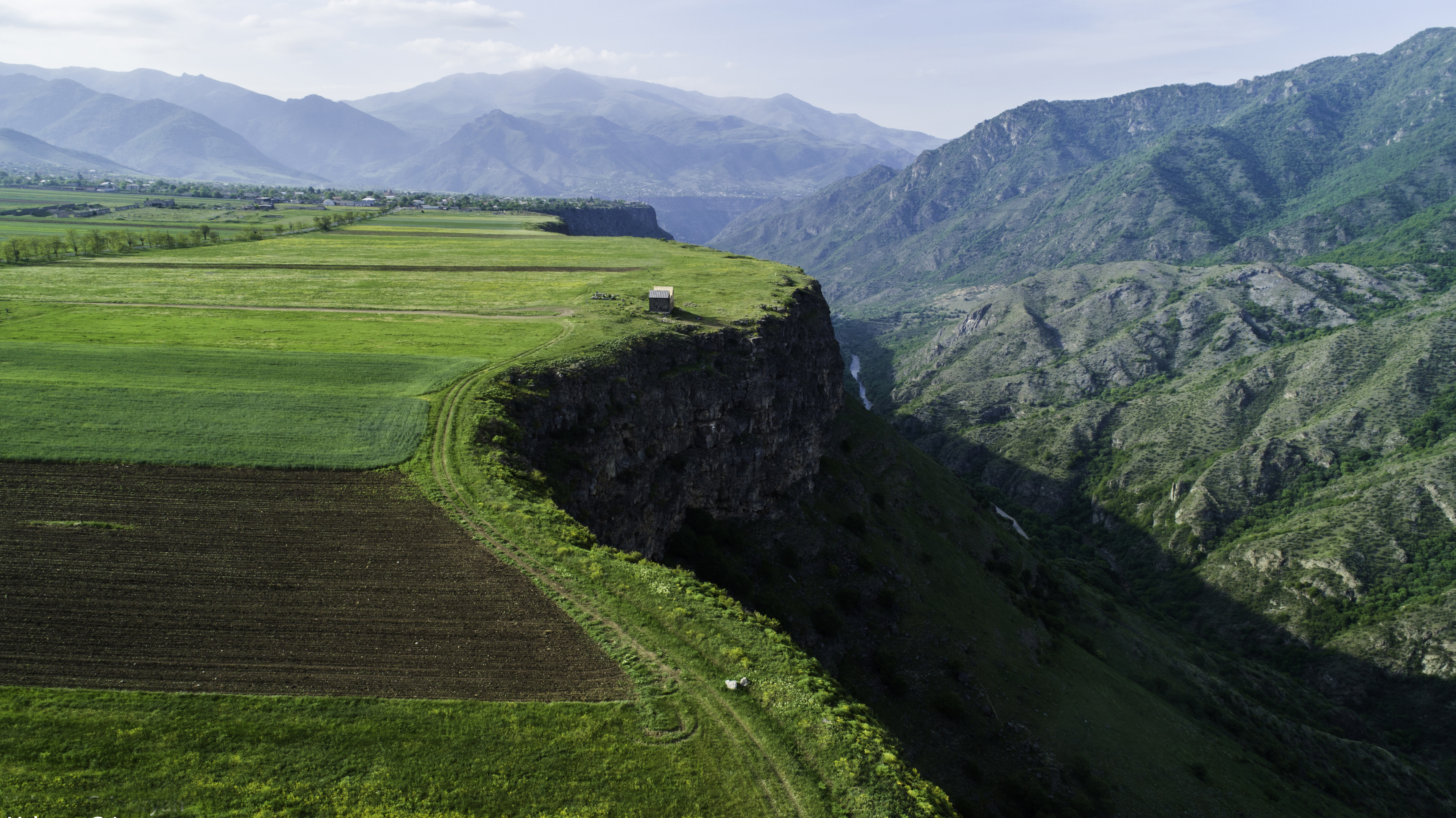 نمای هوایی صومعه هورومایر ارمنستان در لبه دیواره دره دبد