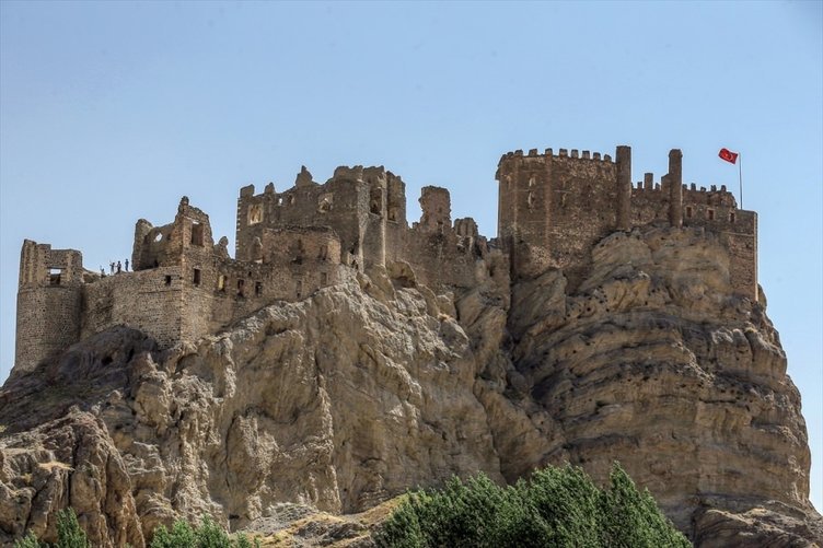 نمای ورودی و دروازه سنگی قلعه خوشاب وان