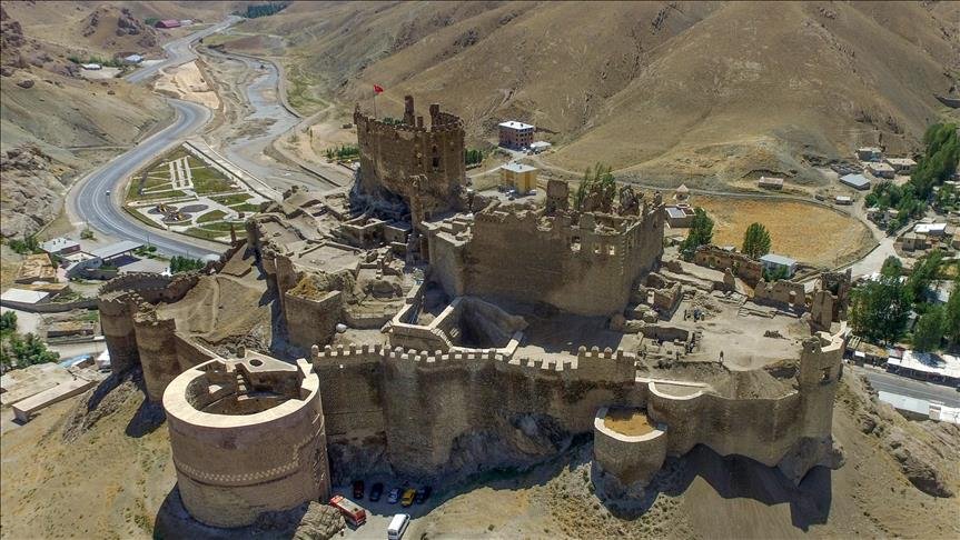 نمای کلی قلعه خوشاب از جاده ترانزیتی وان