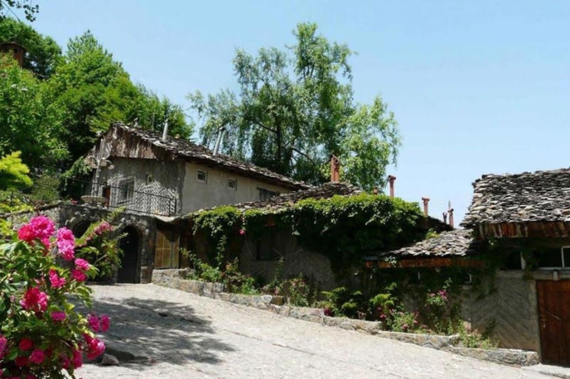 خانههای قدیمی با دیوارهای کاهگلی و سقفهای چوبی در روستای کندلوس