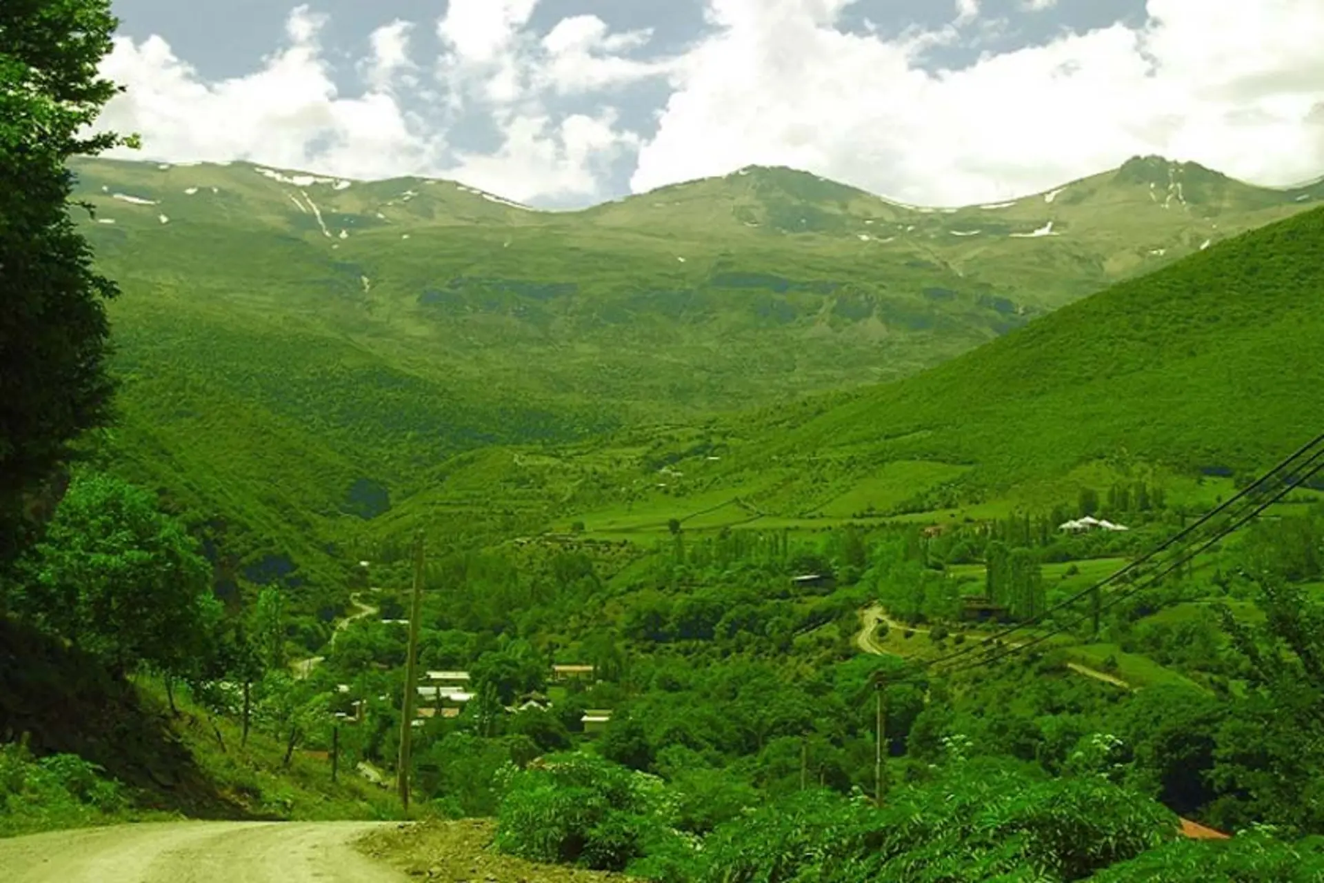 چشمانداز طبیعت سرسبز و خانههای سنتی روستای کندلوس در کجور نوشهر