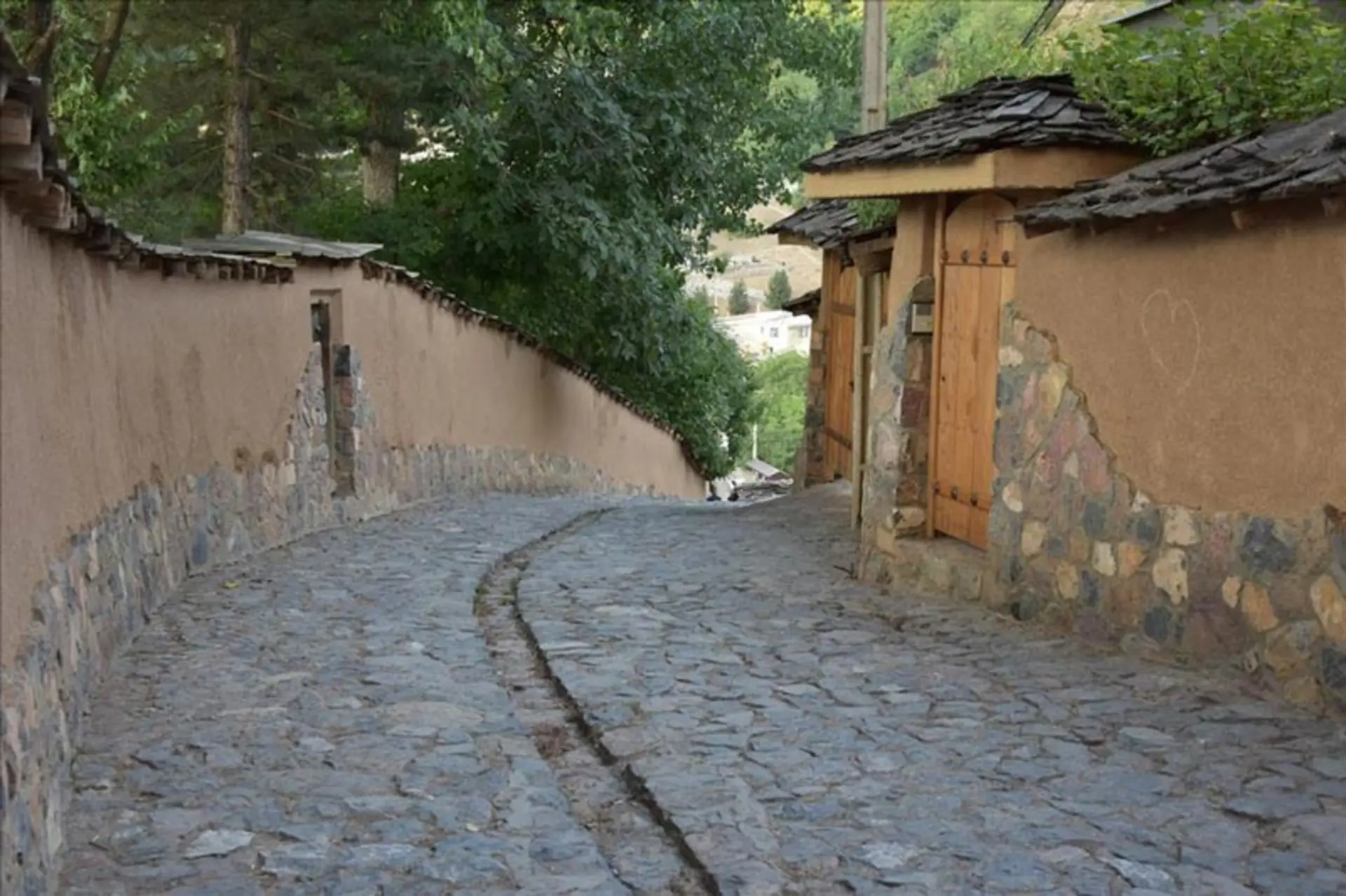 کوچههای سنگفرش شده و زیبای روستای تاریخی کندلوس نوشهر