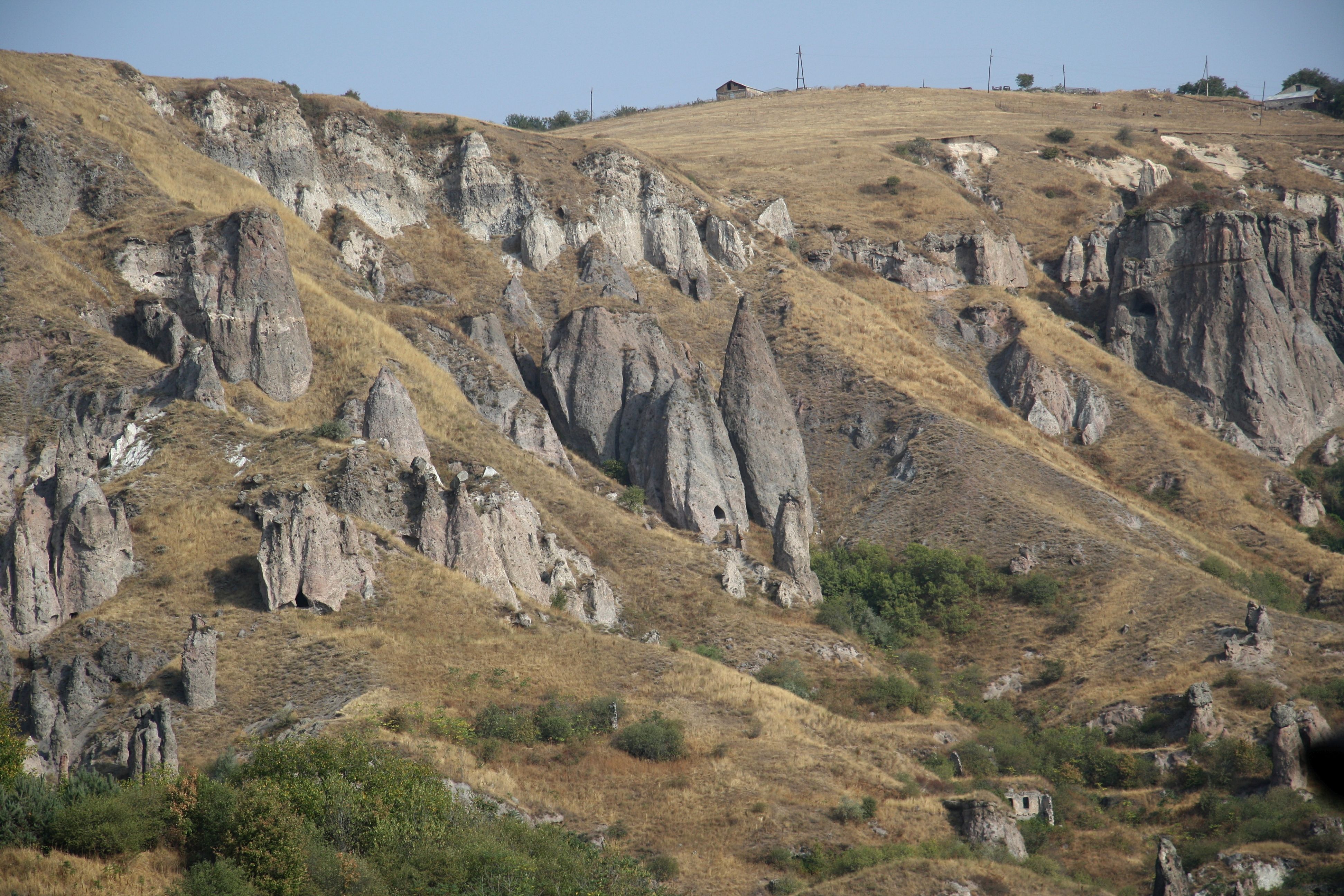 روستای صخره ای و غارهای مسکونی خندزورسک