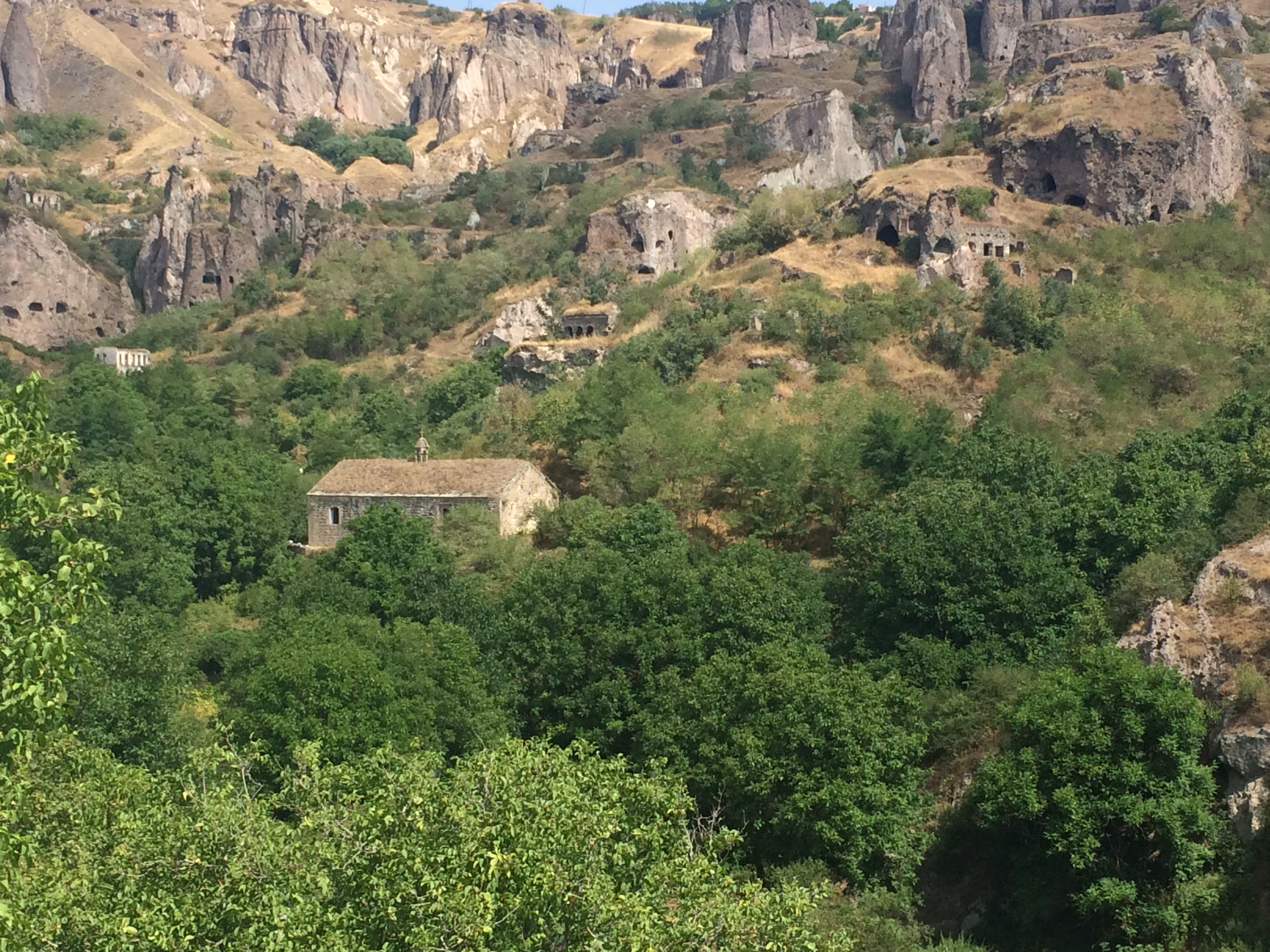 کلیسای قدیمی روستای صخره ای خندزورسک