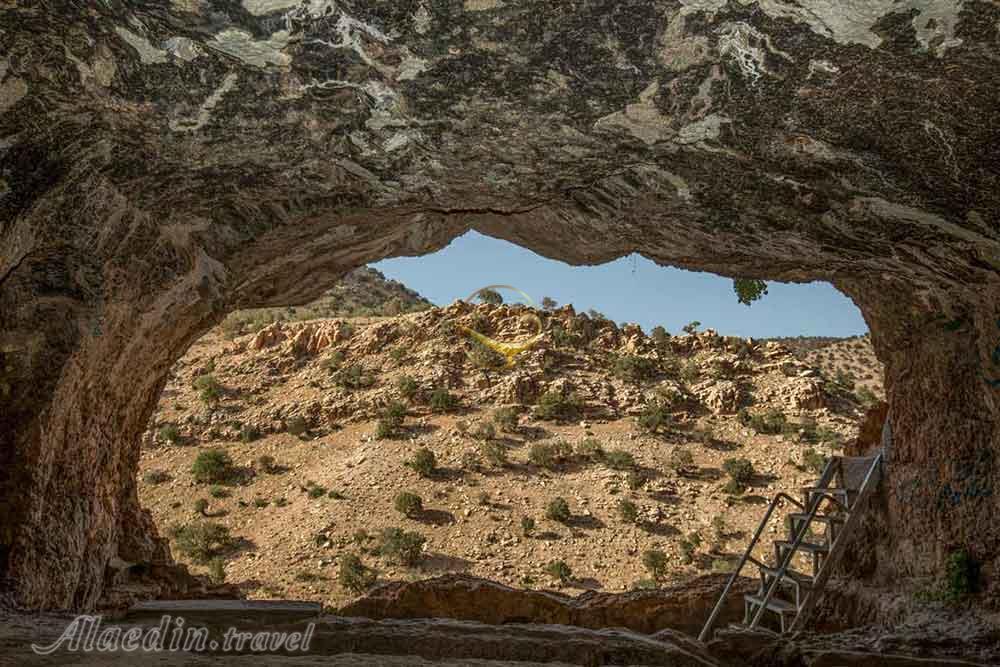 پله‌های فلزی مسیر دسترسی به غار کوگان