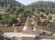 نمای کلی معبد لالش در دره کوهستانی