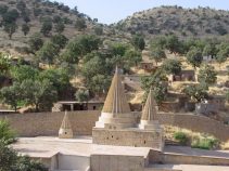 نمای کلی معبد لالش در دره کوهستانی